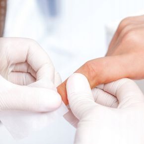 Zestaw pomocniczy do stylizacji paznokci - 325 x waciki bezpyłowe + 100 x patyczki do manicure