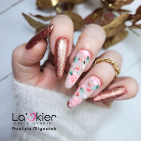 Kwitnące kwiaty wiśni z brokatem wiosenny manicure La'kier